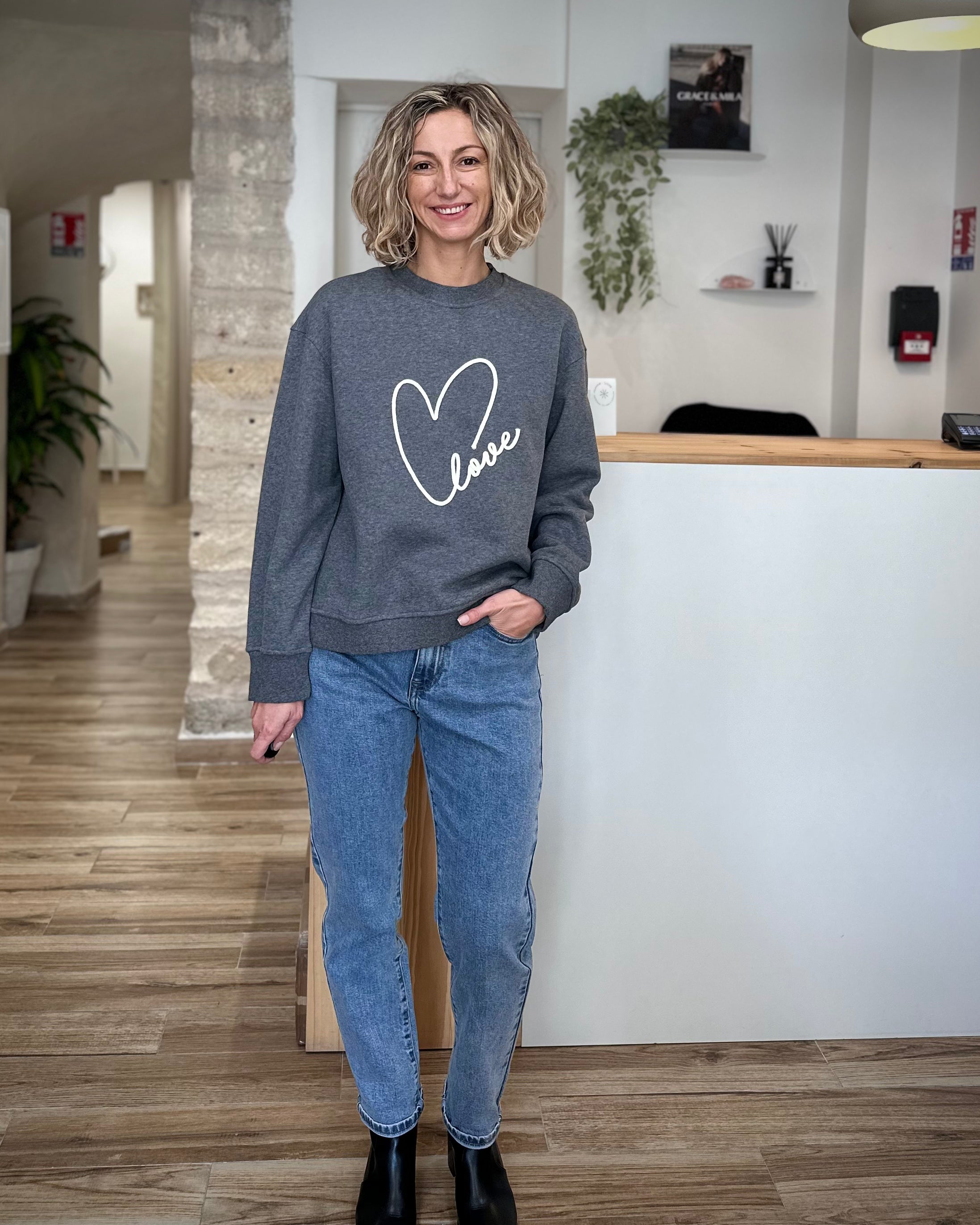 Pull molleton gris porté avec jean mom