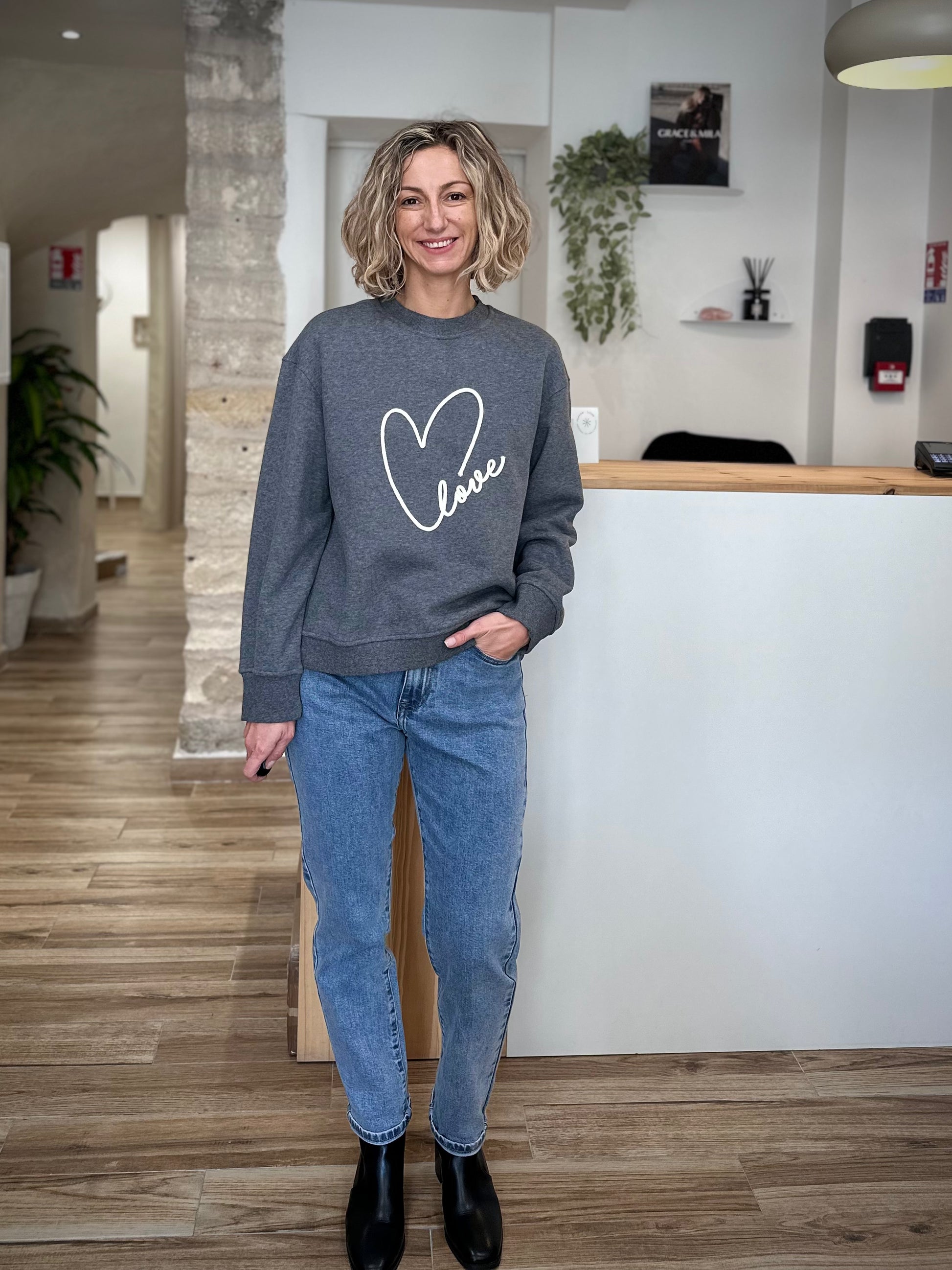 Pull molleton gris porté avec jean mom