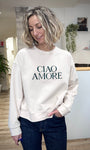 Femme portant un sweatshirt vanille en coton avec message Ciao Amore