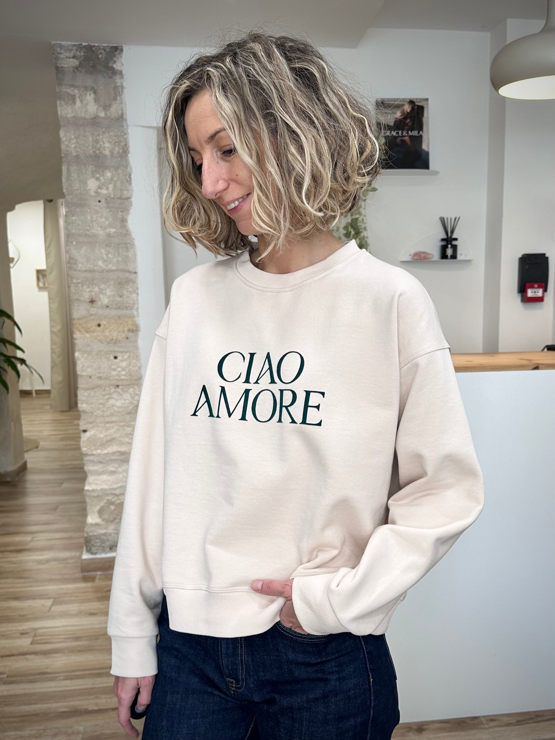 Femme souriante portant sweatshirt message