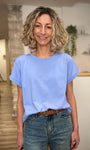 Femme portant un t-shirt bleu clair coupe boxy avec jean 