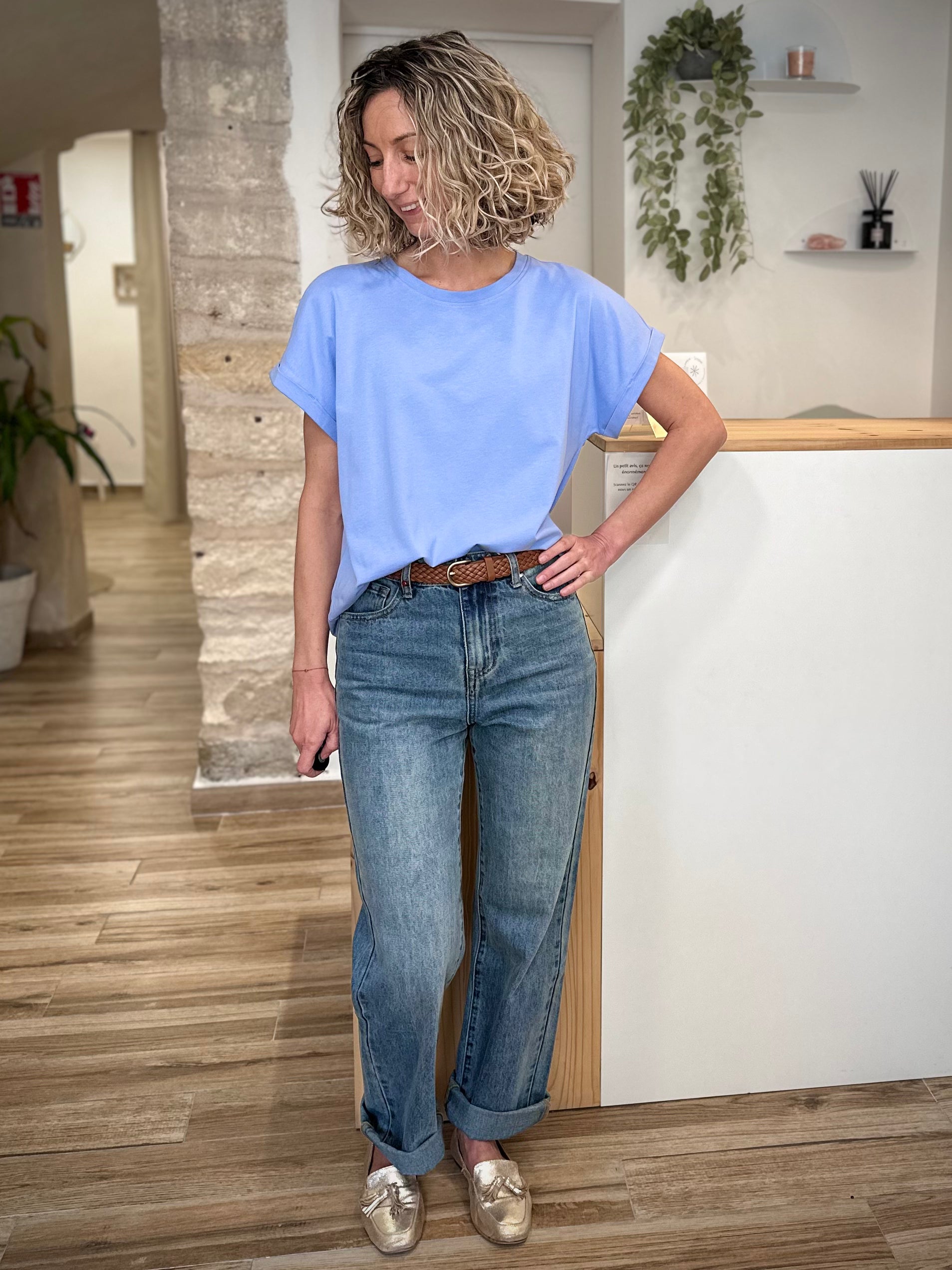T-shirt coton bleu clair porté en tenue printemps