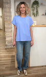 Tenue printemps femme avec t-shirt bleu clair lumineux 