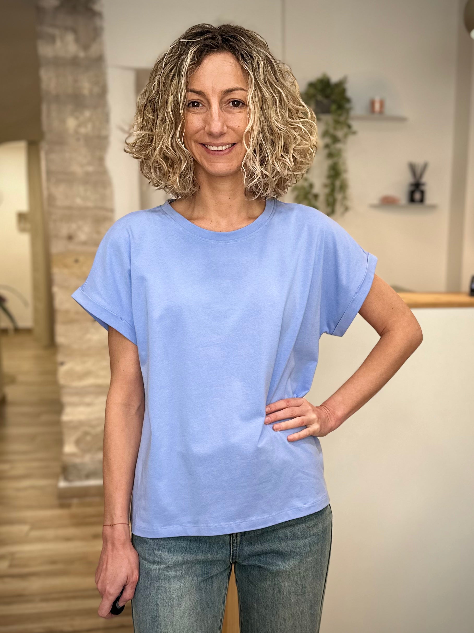 Haut femme minimaliste bleu clair coupe fluide 