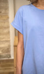 Détail manches revers t-shirt bleu clair femme 