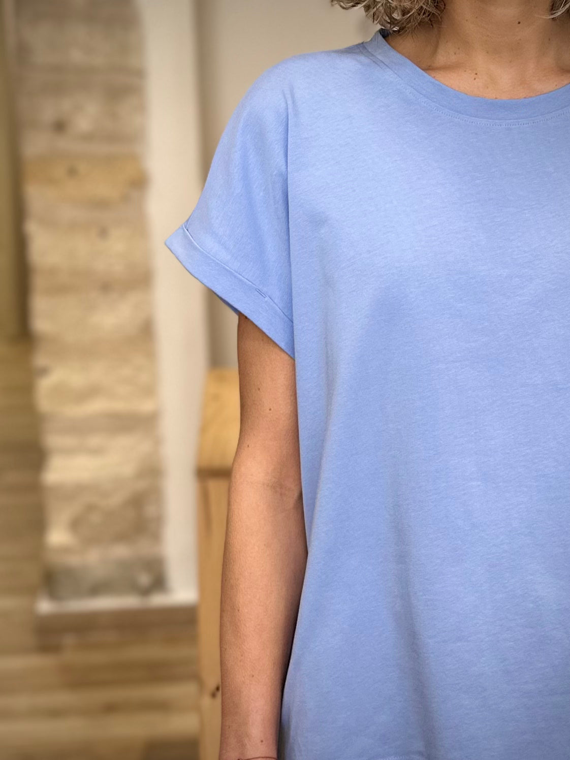 Détail manches revers t-shirt bleu clair femme 