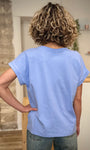 T-shirt bleu clair porté avec pantalon denim de dos