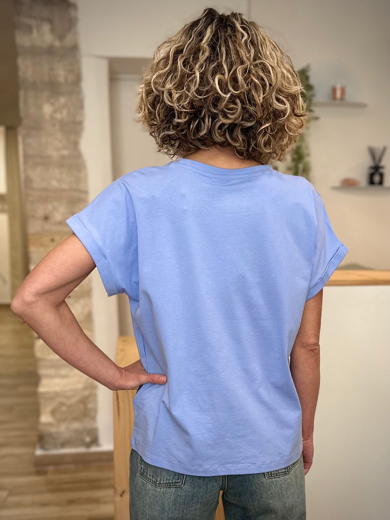 T-shirt bleu clair porté avec pantalon denim de dos