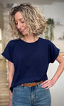 Femme portant un t-shirt bleu marine coupe boxy avec jean 