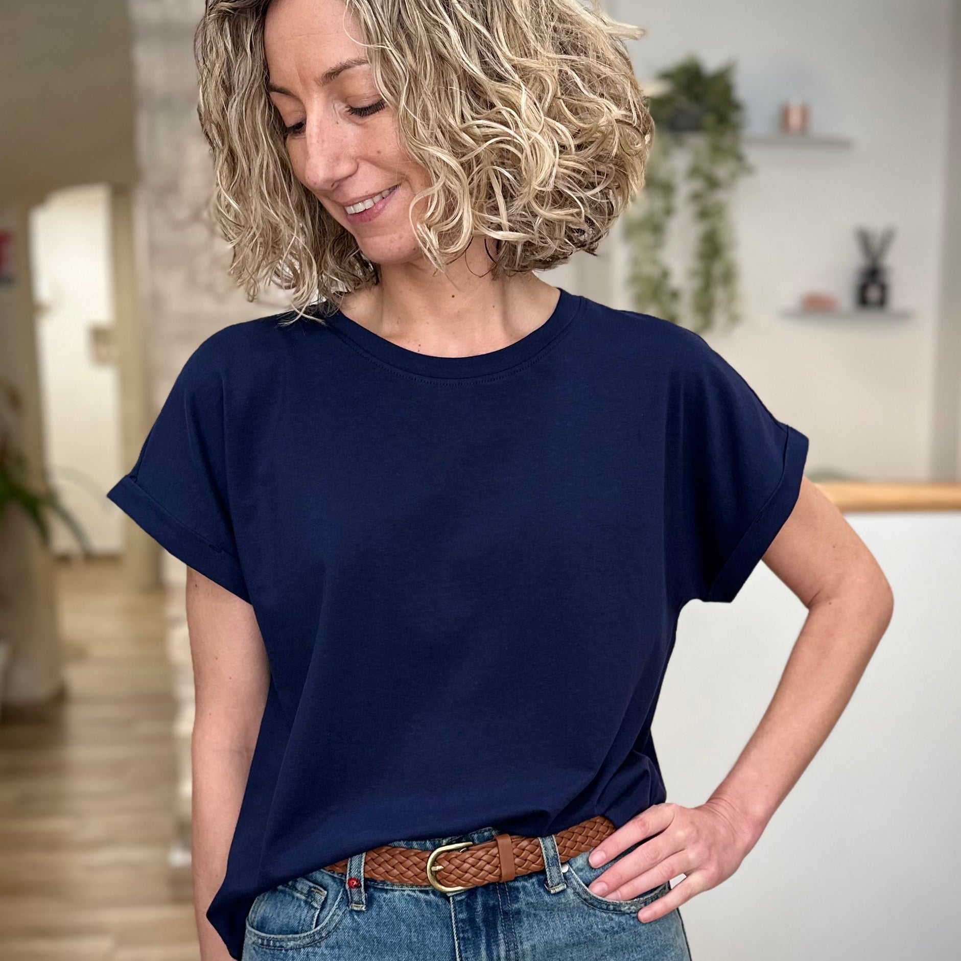 Femme portant un t-shirt bleu marine coupe boxy avec jean 