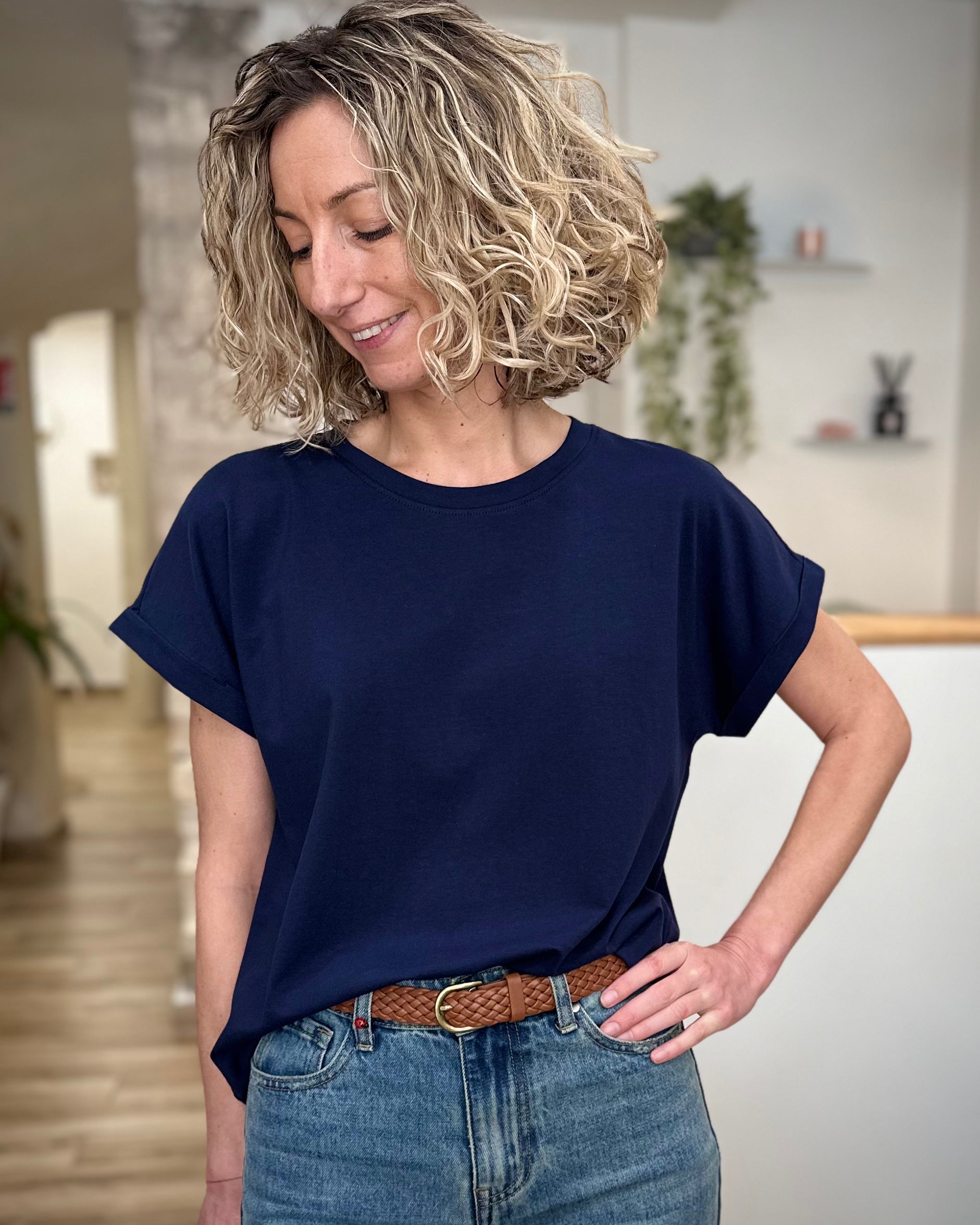 Femme portant un t-shirt bleu marine coupe boxy avec jean 