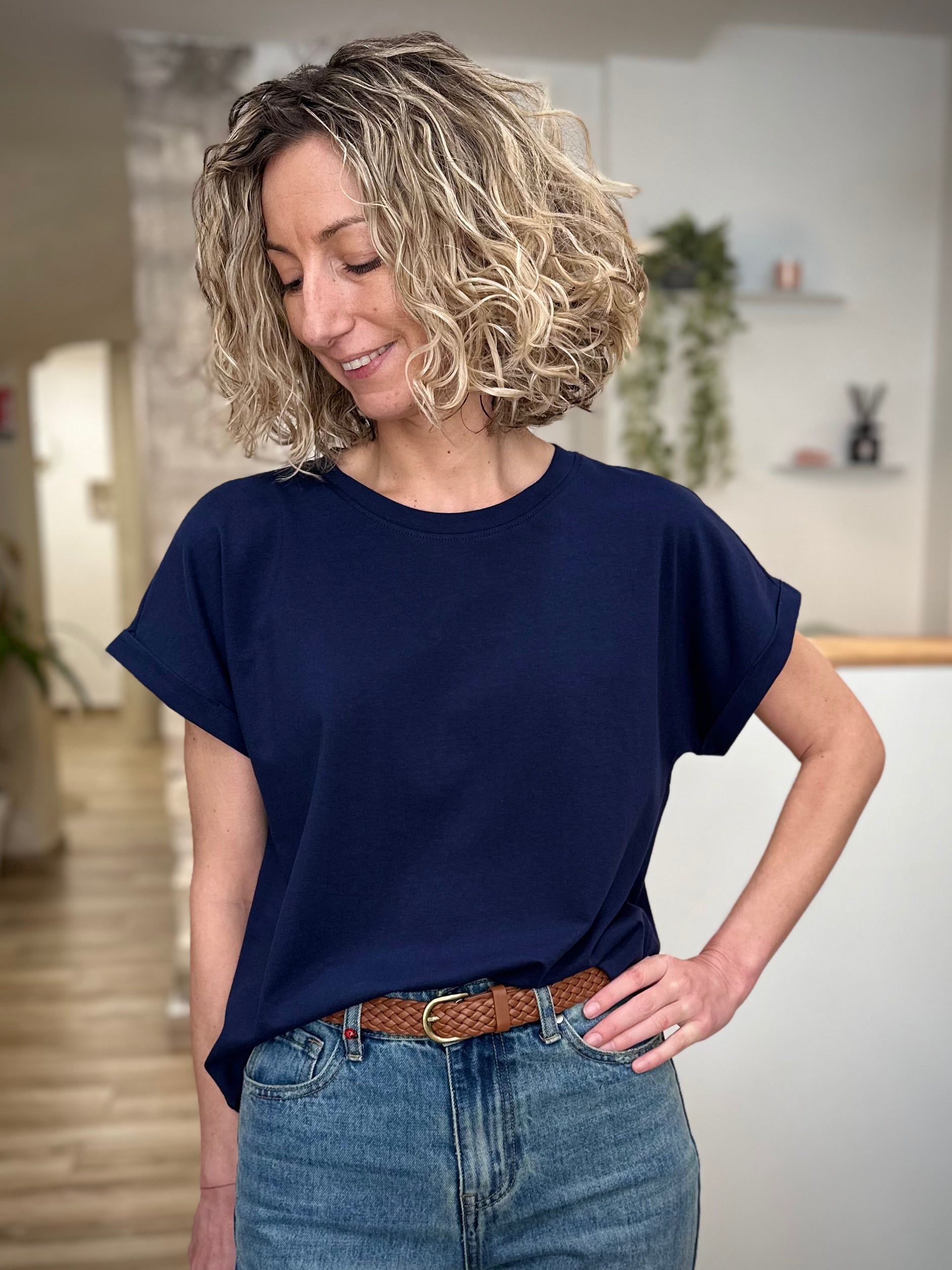 Femme portant un t-shirt bleu marine coupe boxy avec jean 