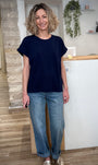 T-shirt coton bleu marine porté en tenue décontractée 