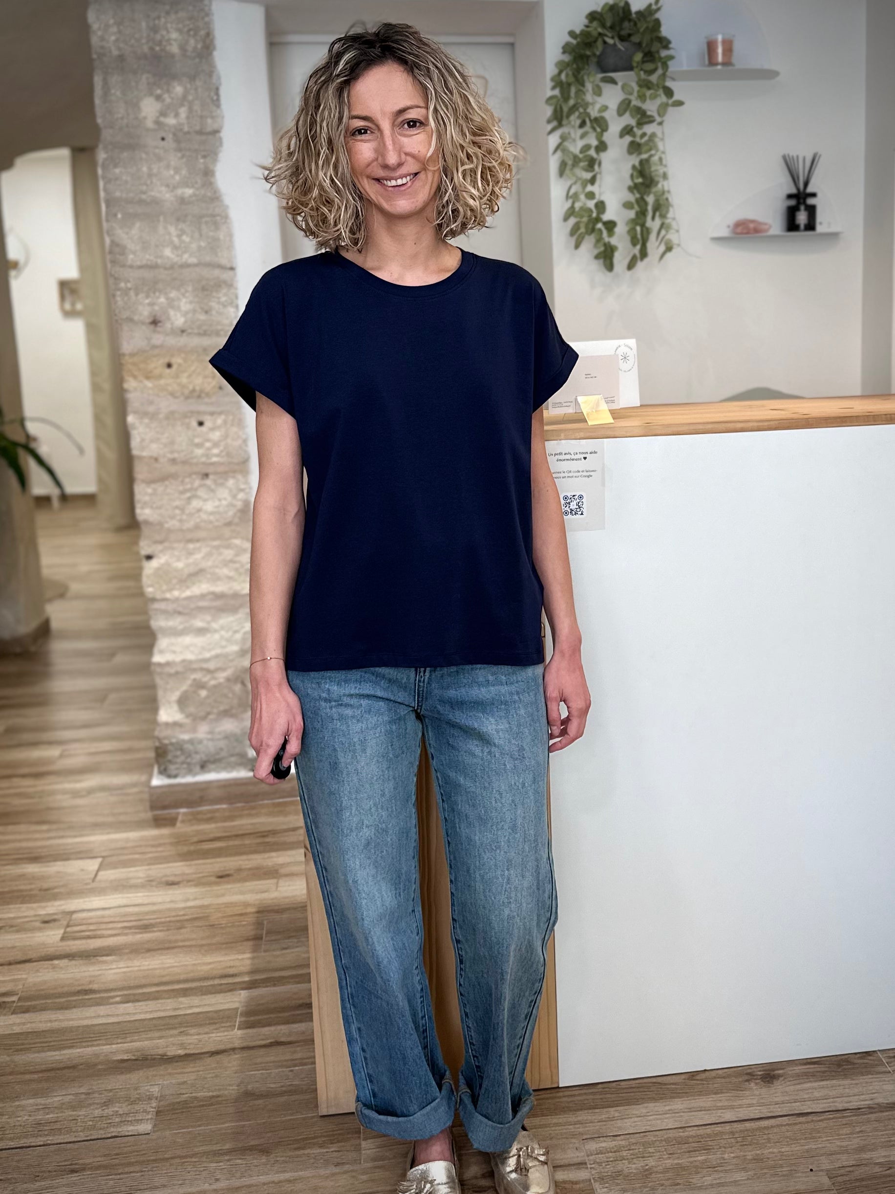 T-shirt coton bleu marine porté en tenue décontractée 