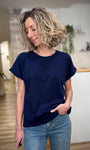 Look femme avec t-shirt bleu marine et jean