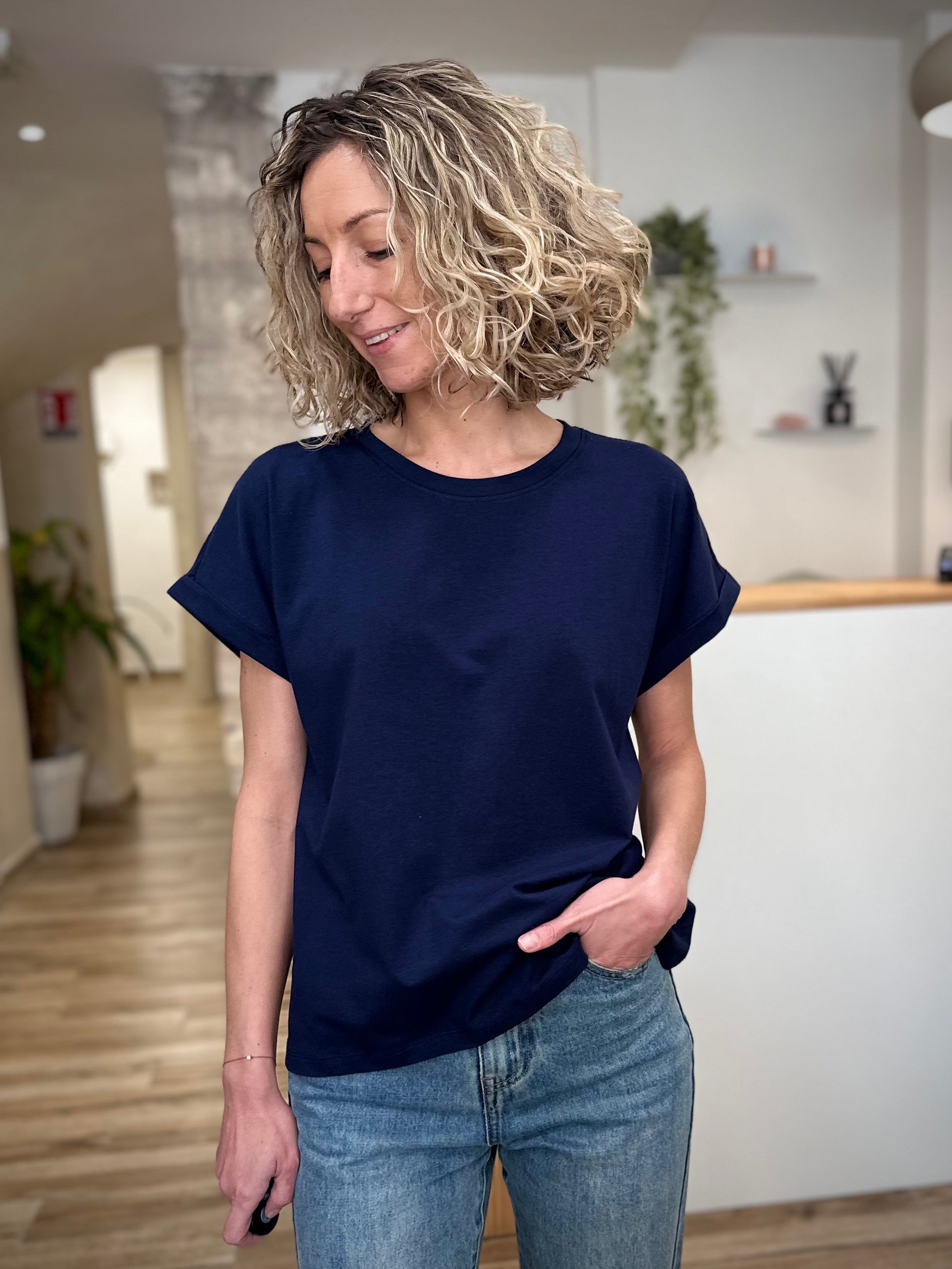 Look femme avec t-shirt bleu marine et jean