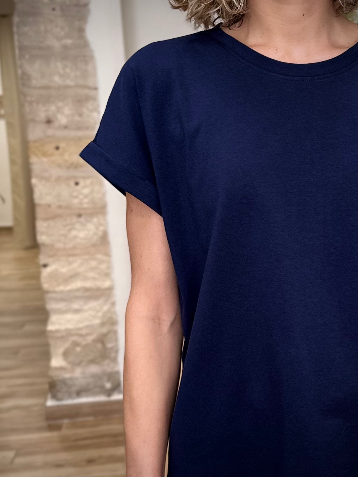 Détail manches revers t-shirt bleu marine femme 