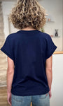 Silhouette féminine avec t-shirt ample bleu marine de dos