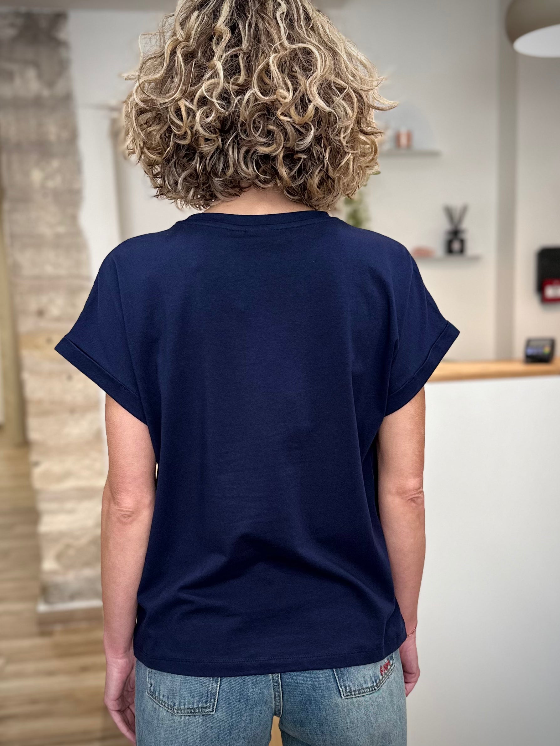 Silhouette féminine avec t-shirt ample bleu marine de dos