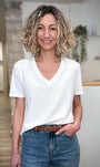 Femme portant un t-shirt blanc coupe fluide avec jean 