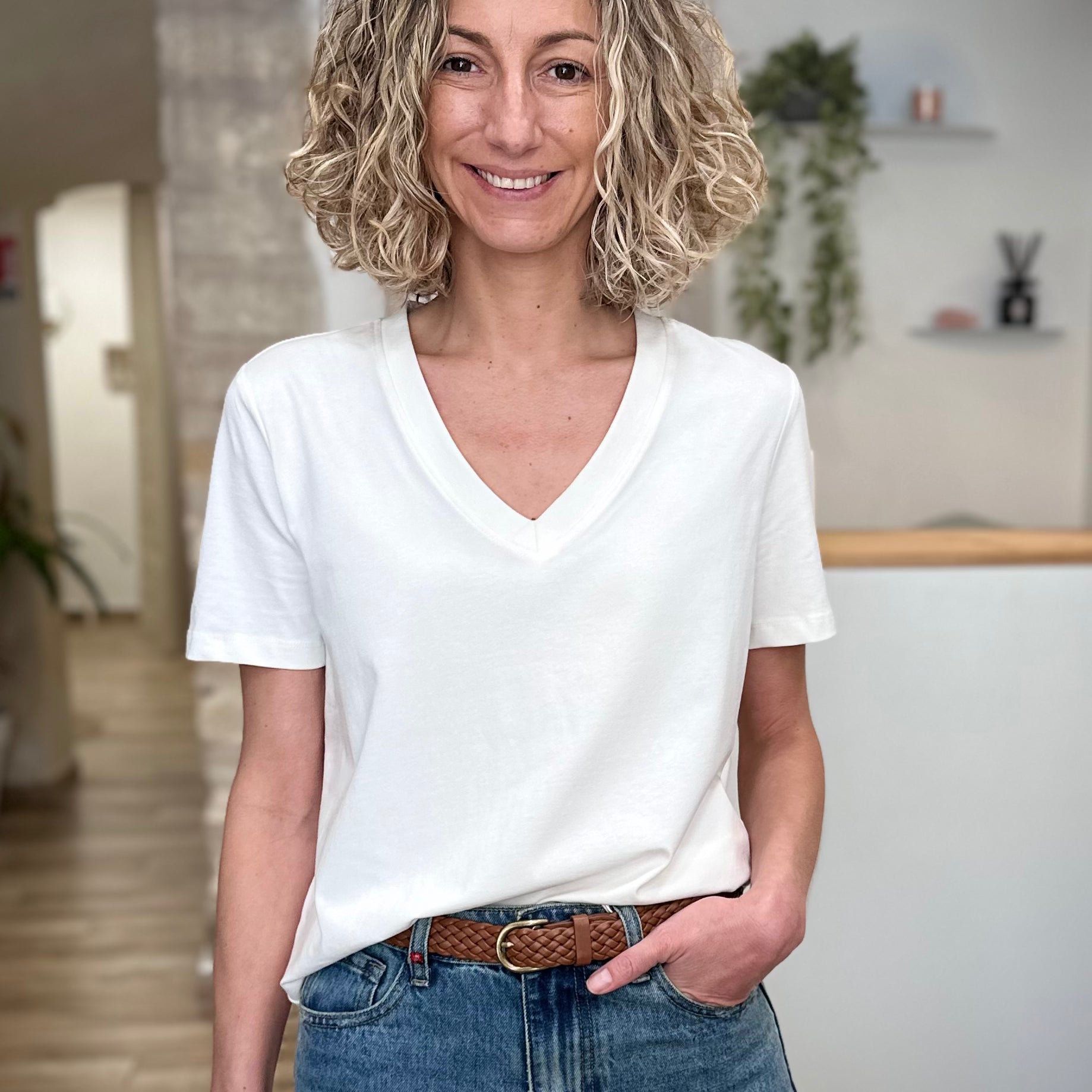 Femme portant un t-shirt blanc coupe fluide avec jean 