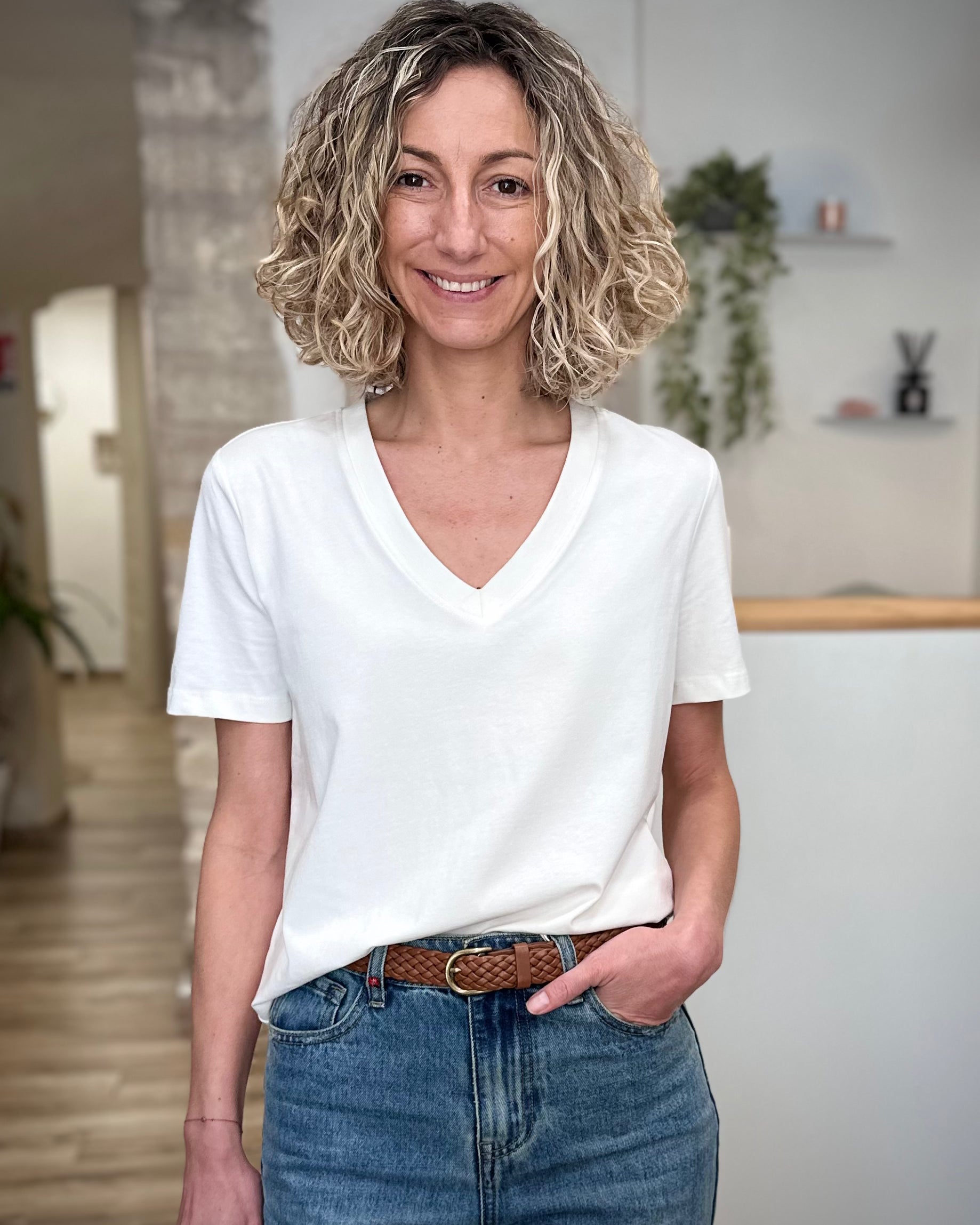 Femme portant un t-shirt blanc coupe fluide avec jean 