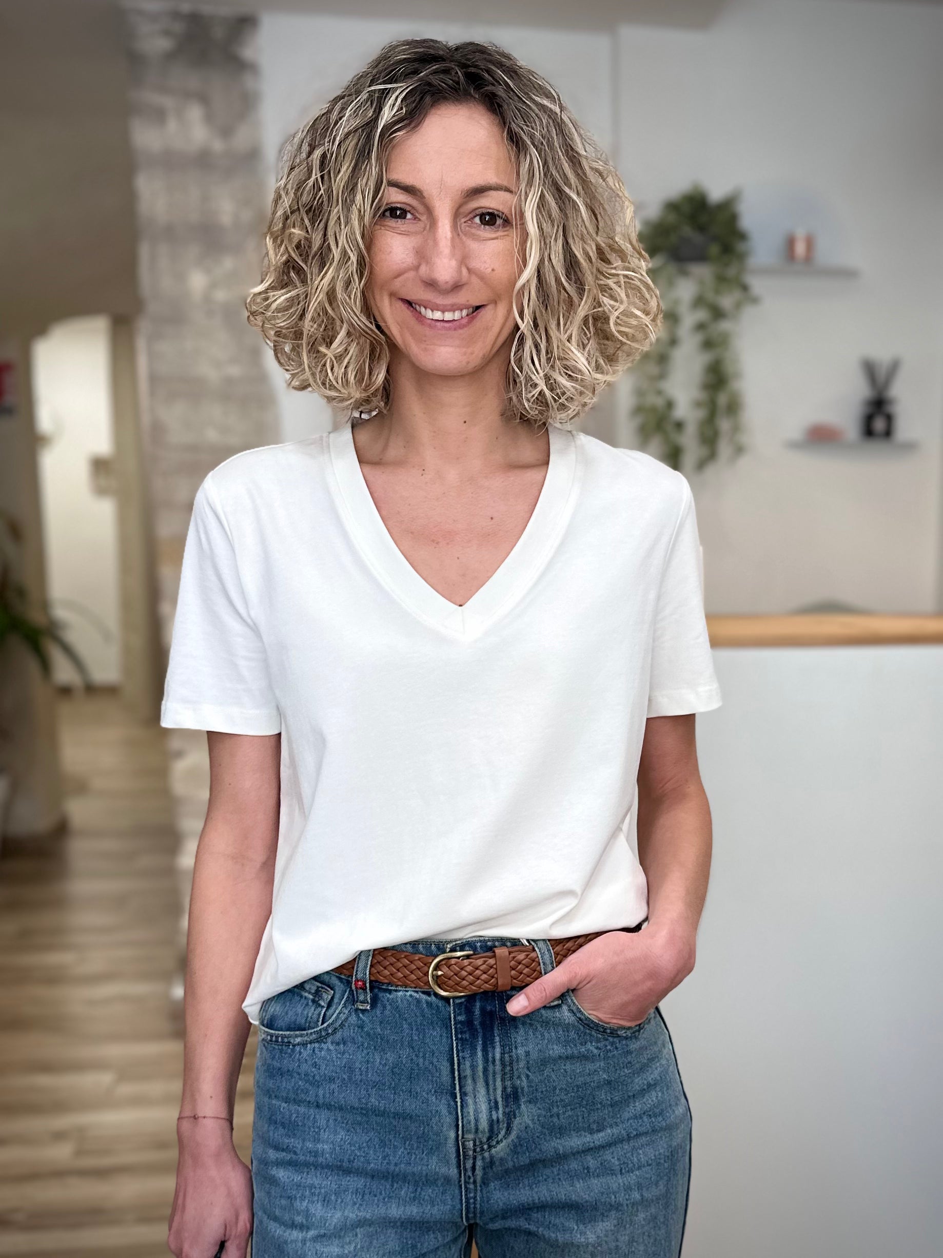 Femme portant un t-shirt blanc coupe fluide avec jean 