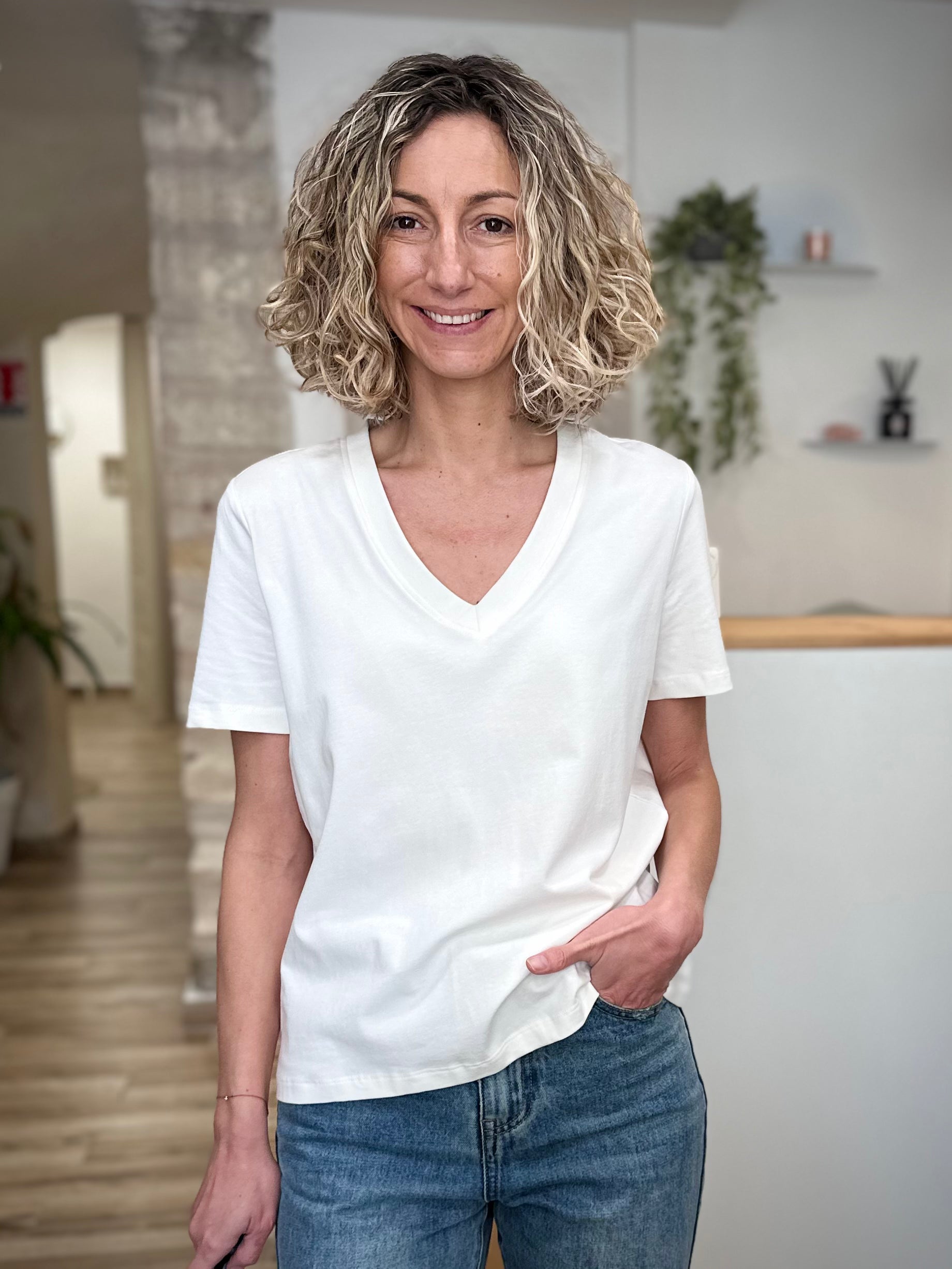 T-shirt blanc femme style épuré et élégant 