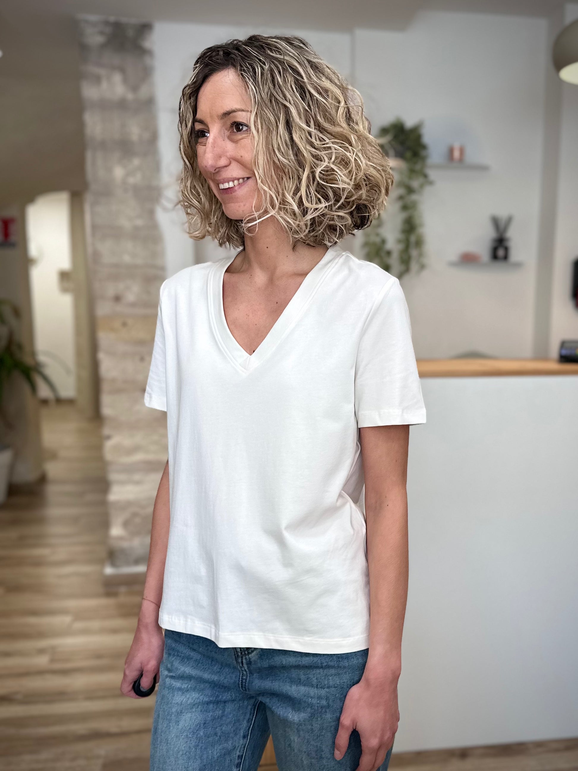 T-shirt blanc femme coupe naturelle et élégante