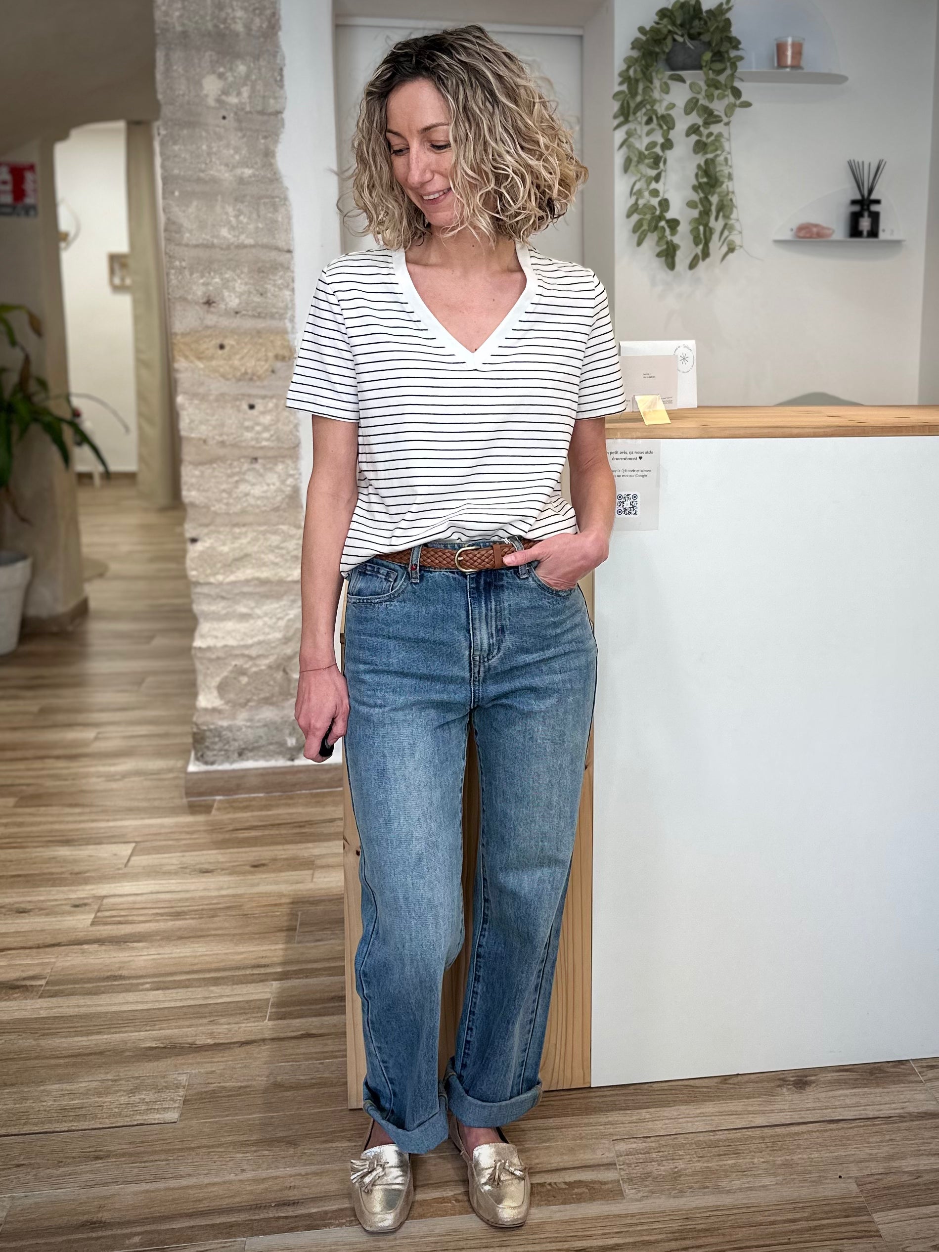 Femme portant un t-shirt rayé blanc et noir avec jean 