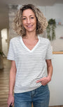 Femme souriante en t-shirt rayé noir et blanc 