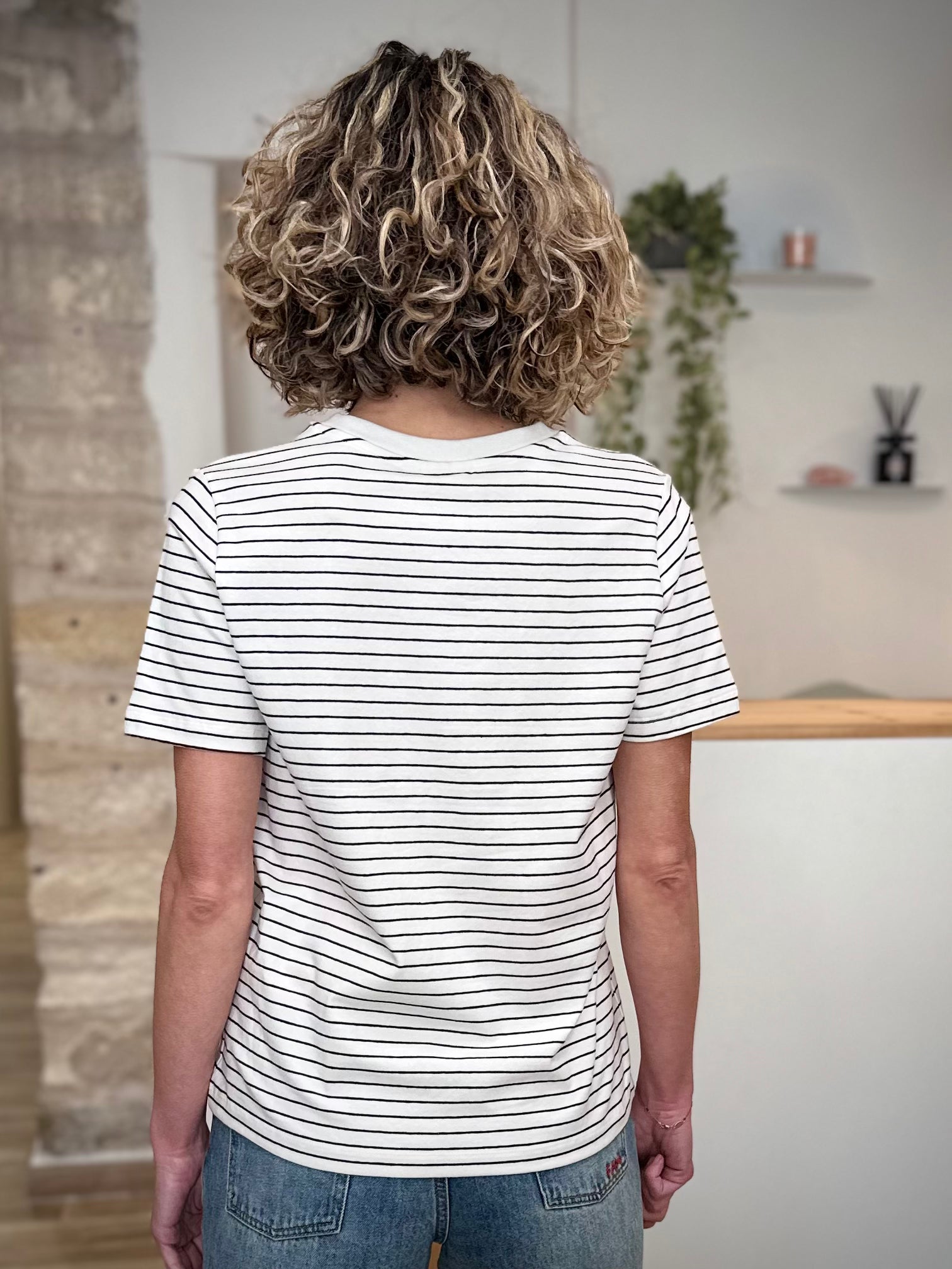 T-shirt rayé femme coupe moderne de dos