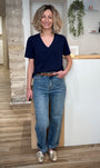 Femme portant un t-shirt bleu marine avec jean 