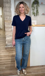 Tenue femme avec t-shirt bleu marine et denim 
