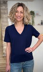 Femme souriante en t-shirt bleu marine 