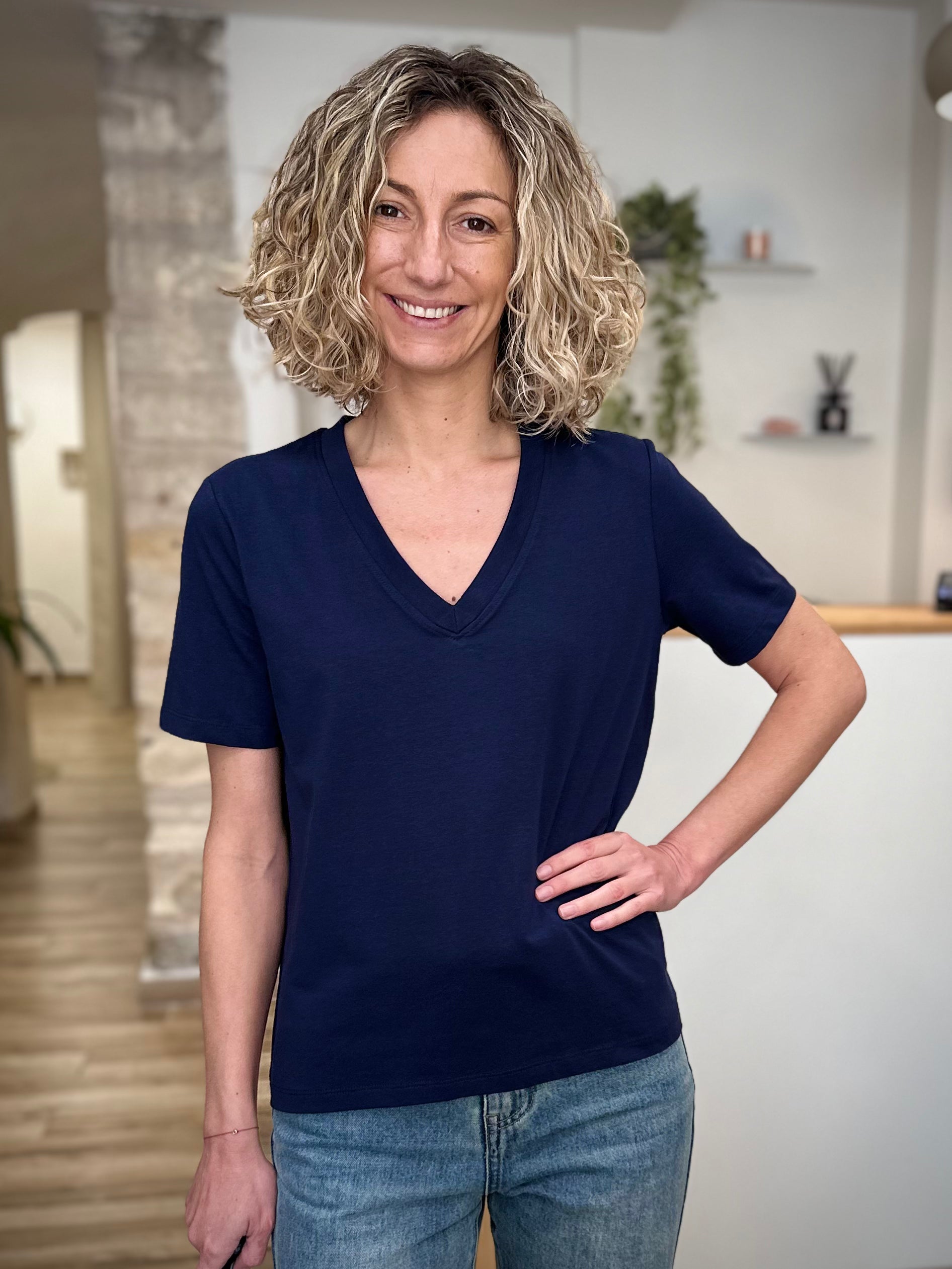 Femme souriante en t-shirt bleu marine 