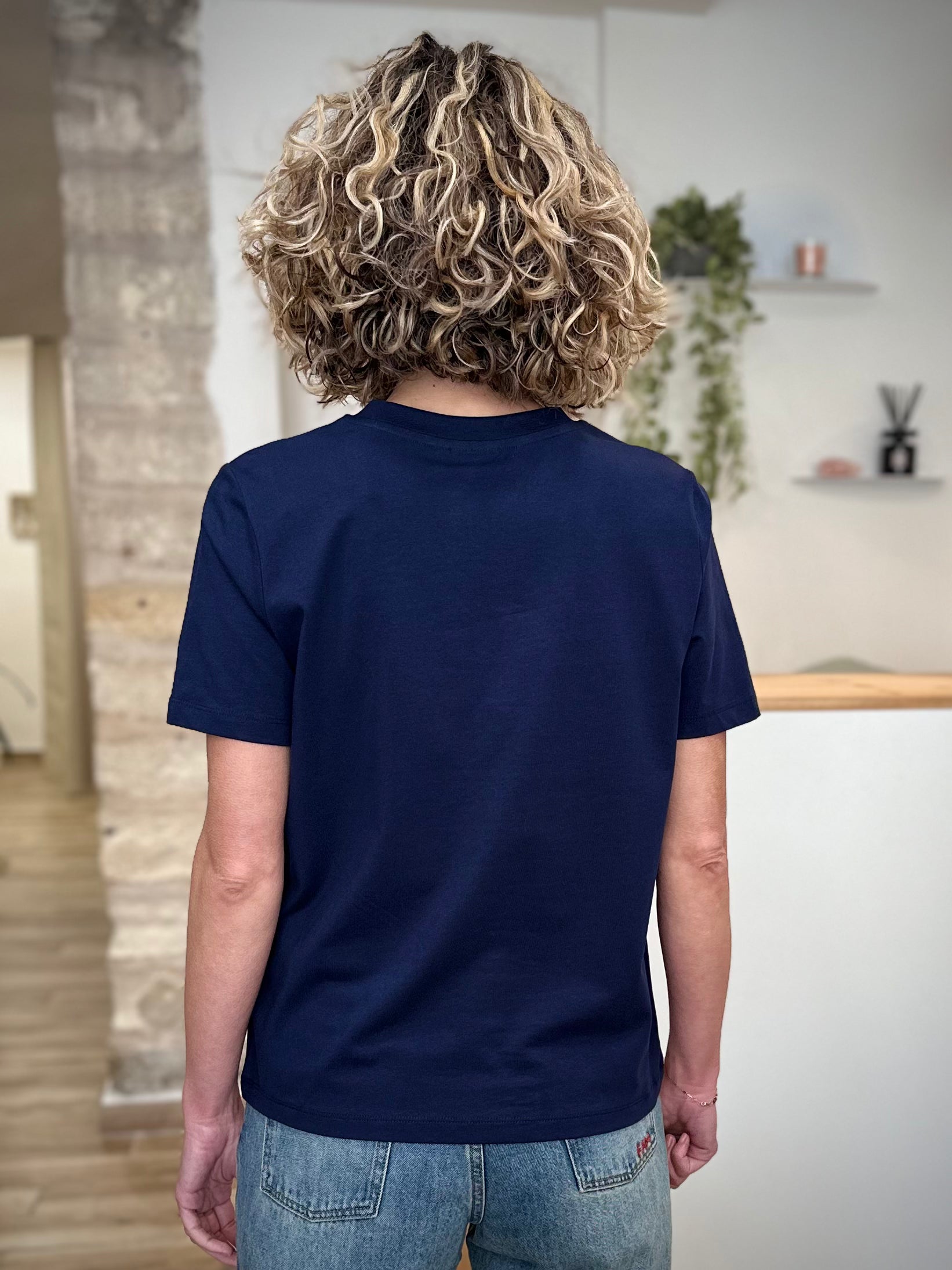 T-shirt bleu marine femme coupe moderne de dos