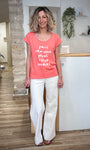 Silhouette femme avec tee-shirt fluide corail 