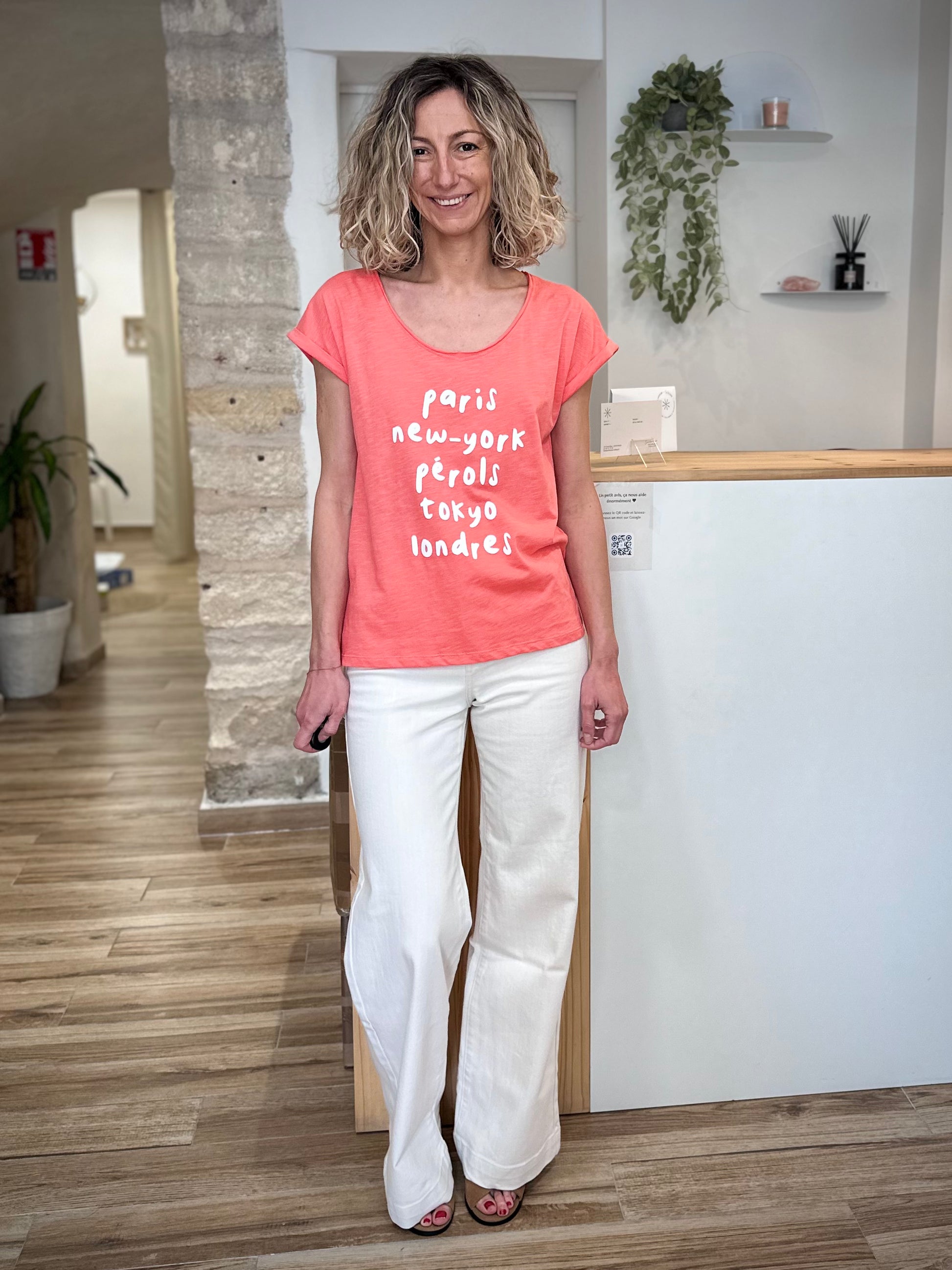 Silhouette femme avec tee-shirt fluide corail 