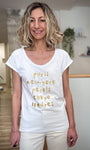 Femme portant un tee-shirt blanc imprimé doré casual chic 