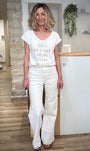 Femme souriante portant un tee-shirt blanc tendance été 