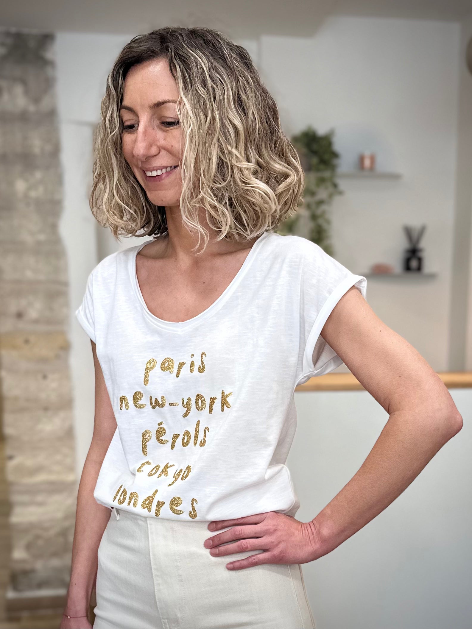 Tee-shirt blanc femme en coton avec inscription dorée 