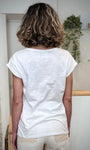 Tee-shirt blanc femme look décontracté élégant de dos