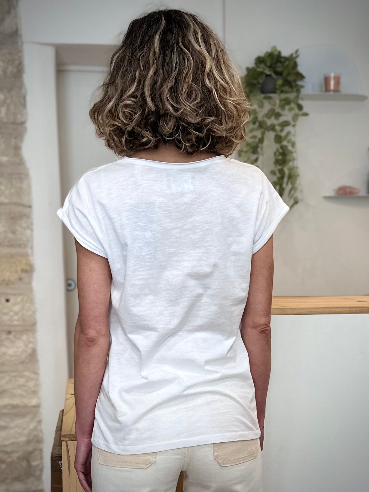 Tee-shirt blanc femme look décontracté élégant de dos