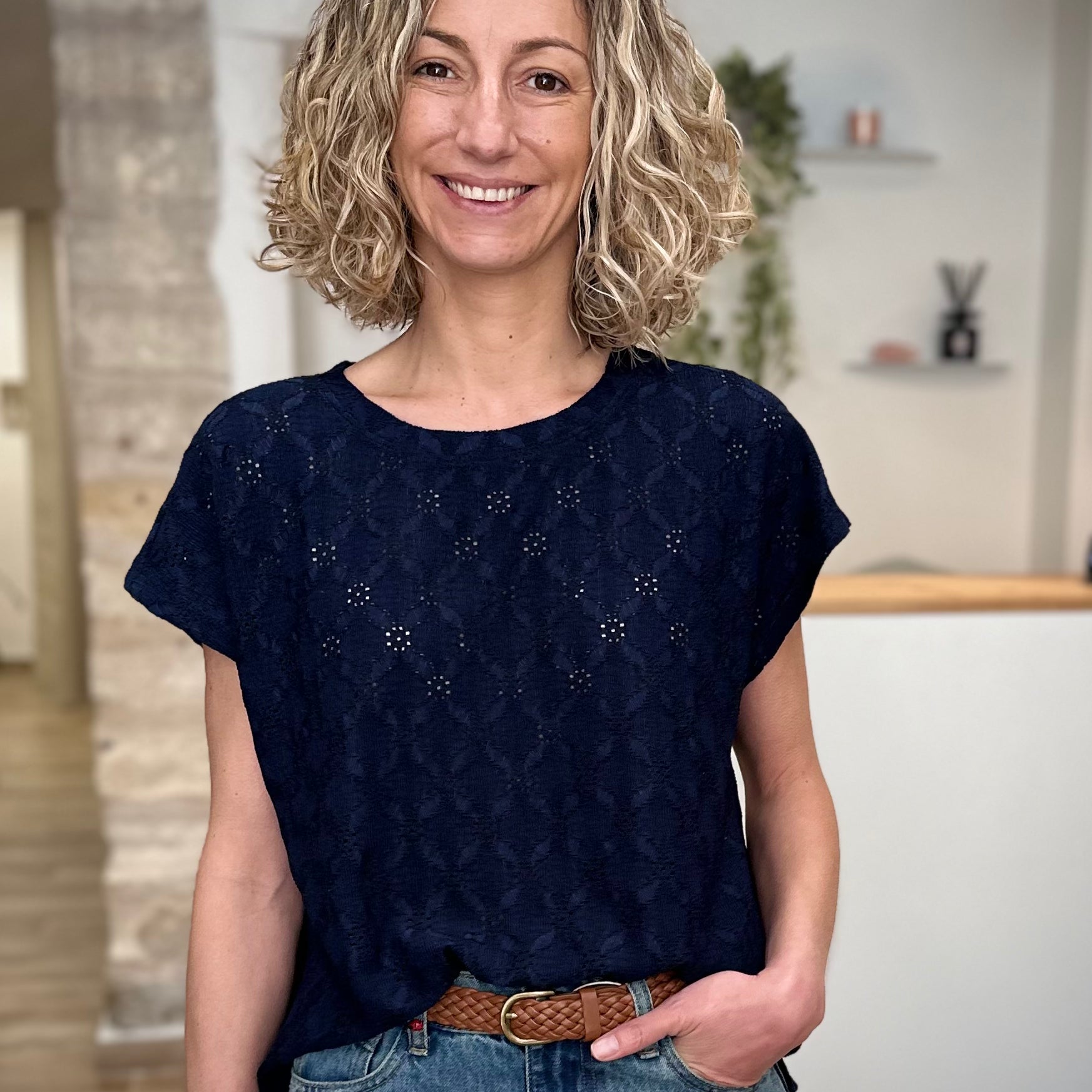 Femme portant tee-shirt dentelle bleu marine coupe fluide 