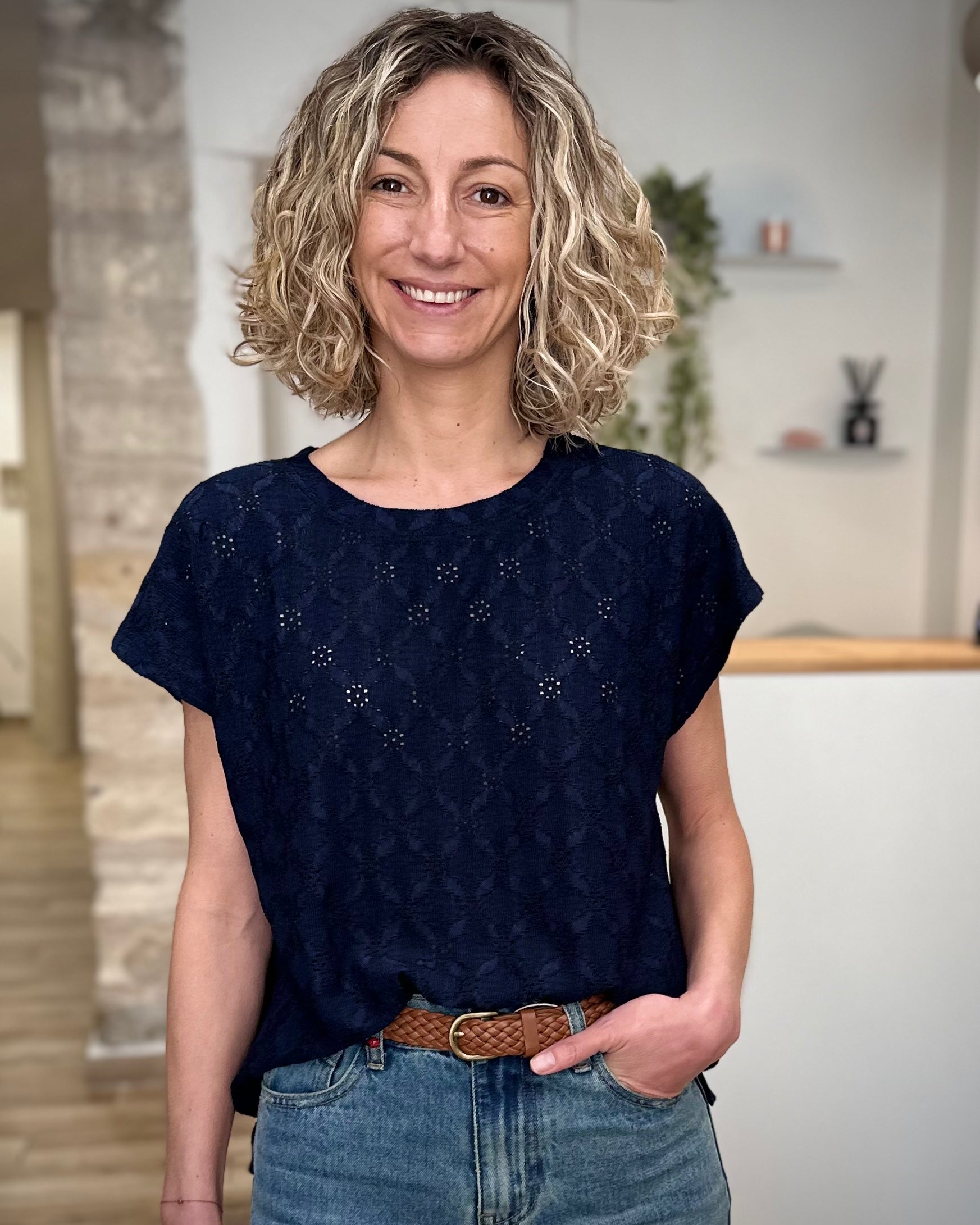 Femme portant tee-shirt dentelle bleu marine coupe fluide 