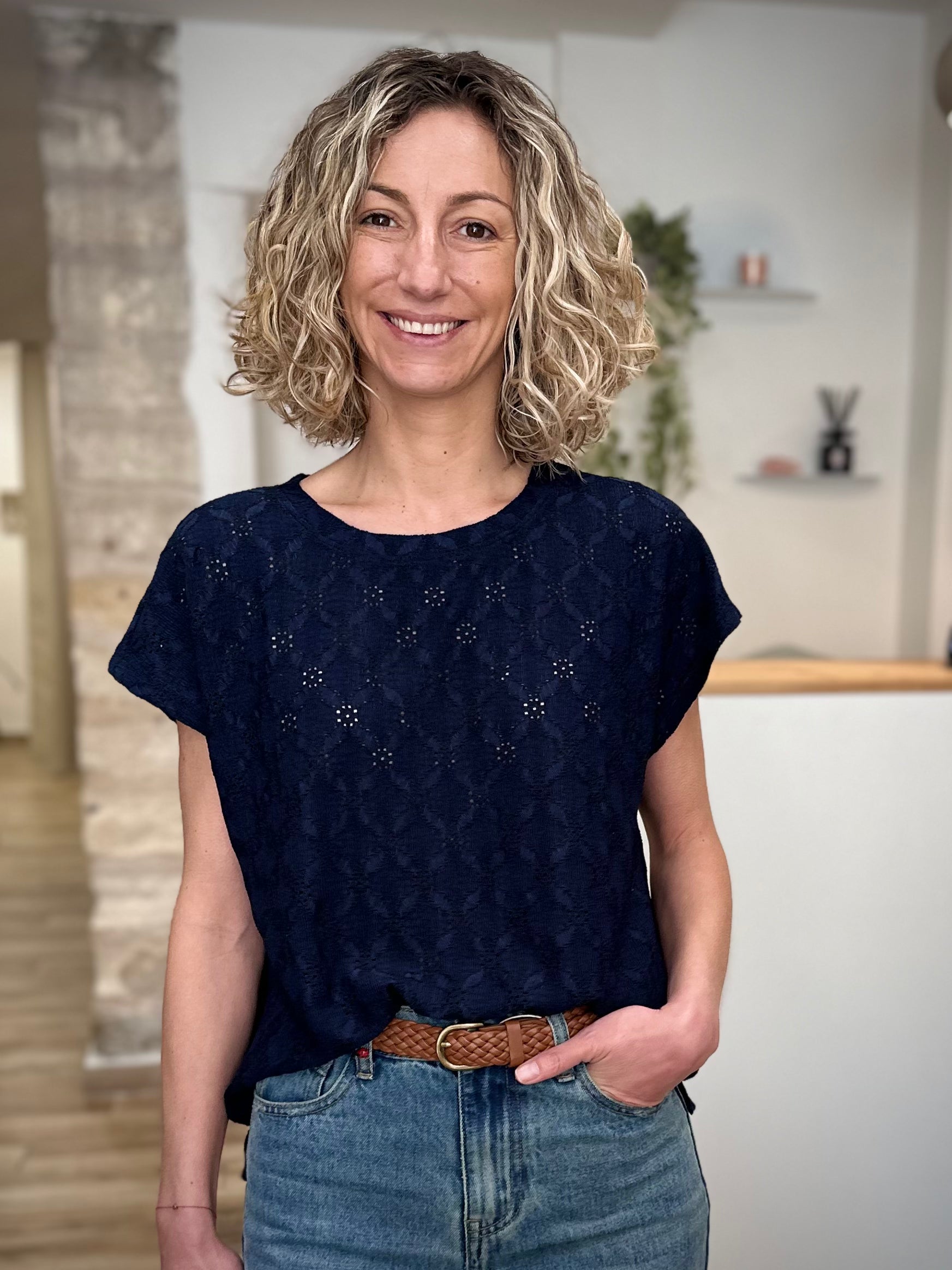 Femme portant tee-shirt dentelle bleu marine coupe fluide 