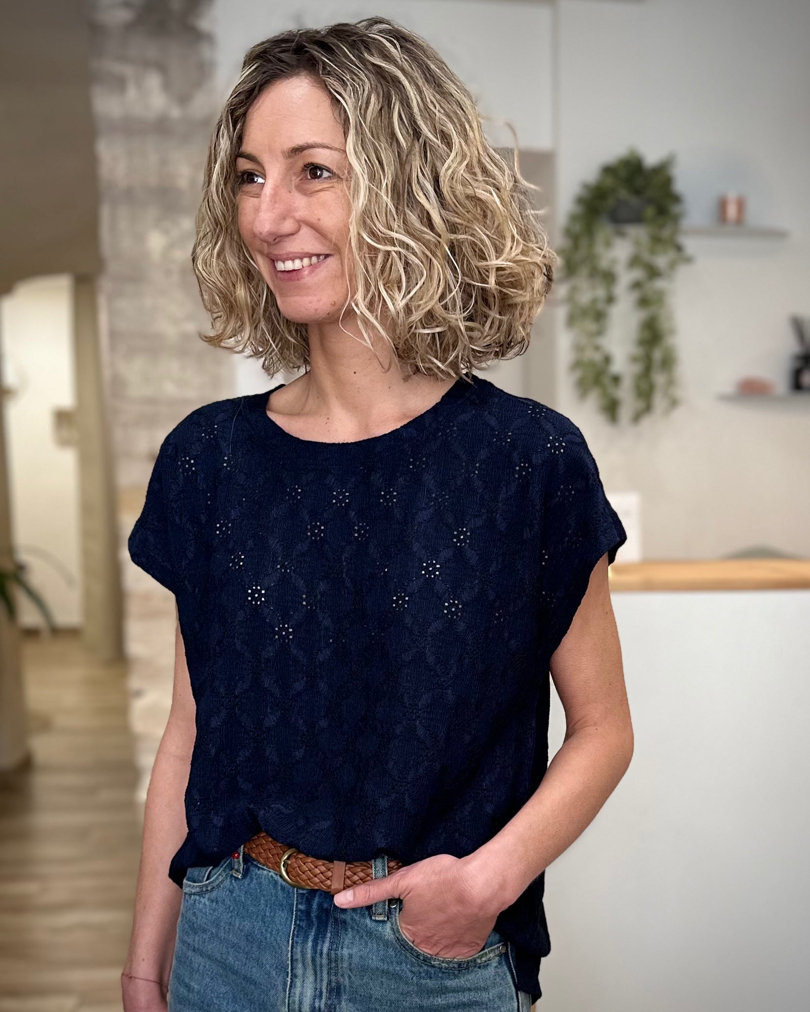 Tee-shirt femme en dentelle ajourée bleu marine manches courtes 