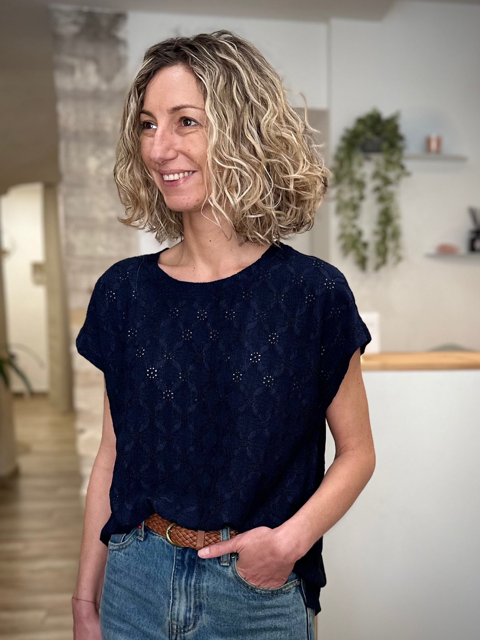 Tee-shirt femme en dentelle ajourée bleu marine manches courtes 