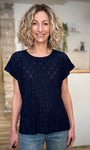 Top dentelle bleu marine porté avec jean look casual chic 